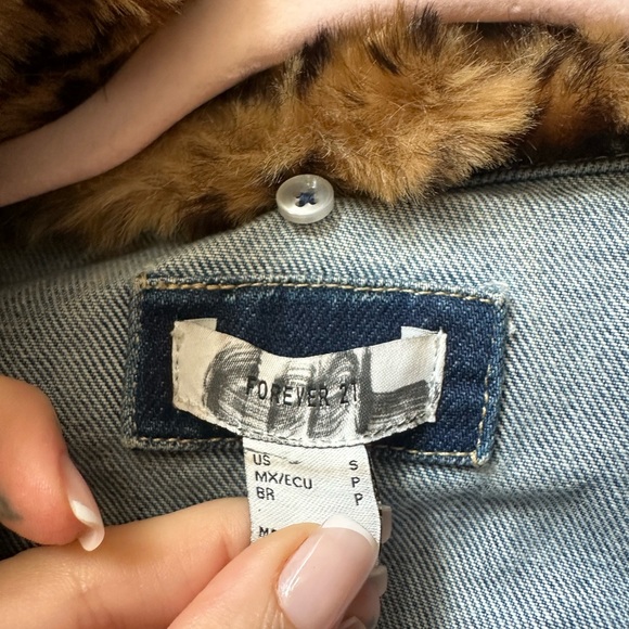 old forever 21 denim crop jacket with removable faux fur collar. size small - Picture 6 of 6